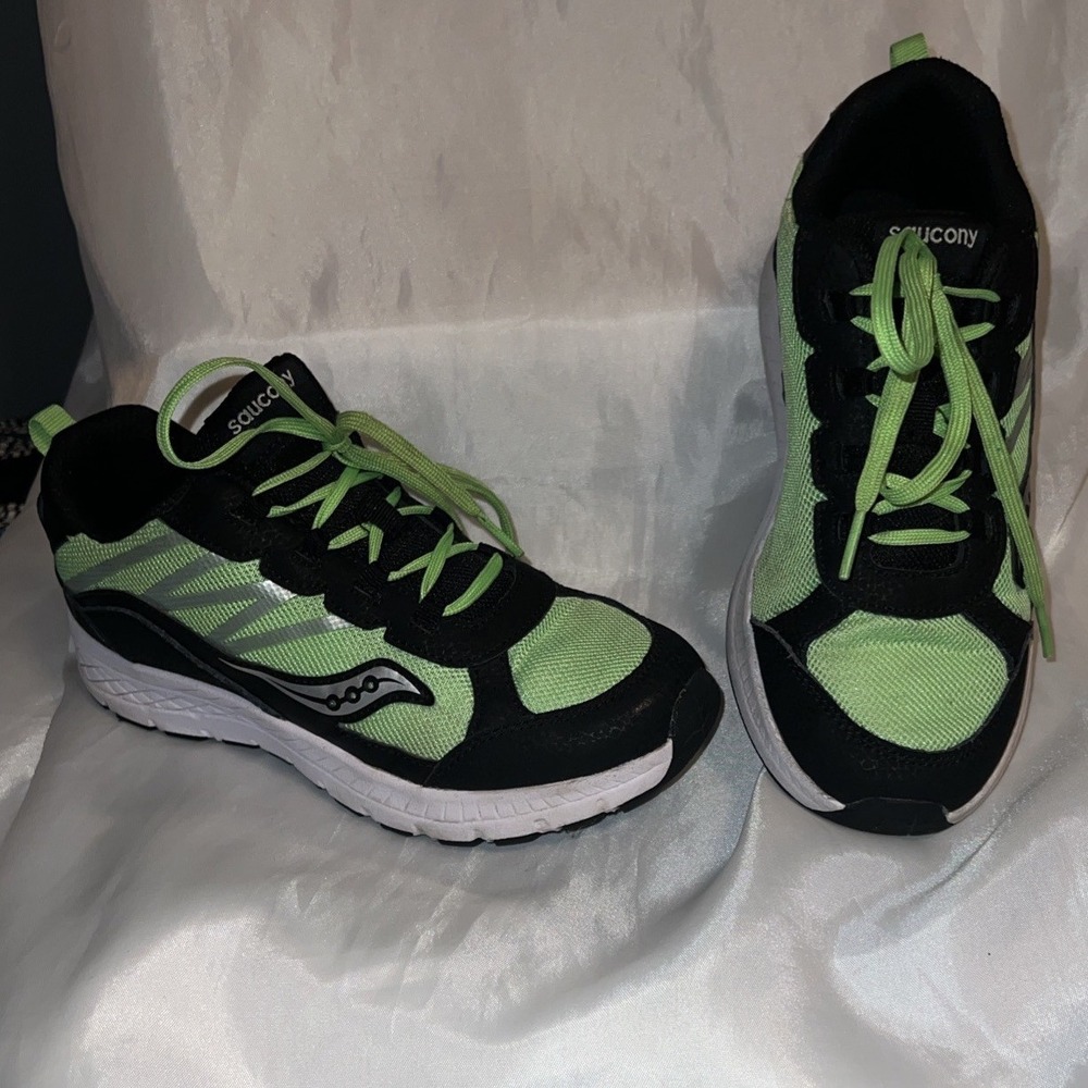 Saucony Boys SK267378 Black Neon Green Running Comfort Sneakers‎ Shoes Size 3.5